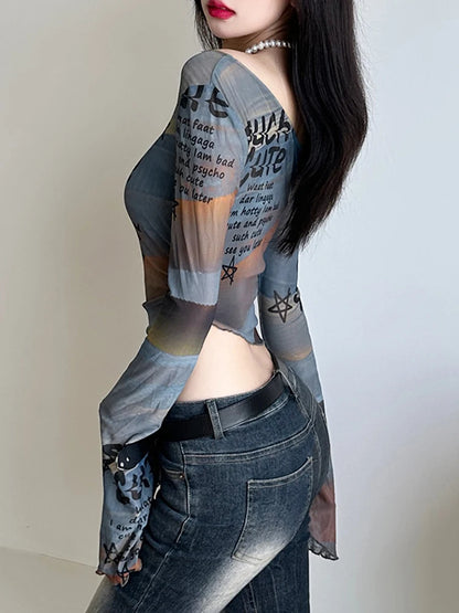 Camiseta asimétrica con cuello oblicuo y estampado de letras en tela para mujer, diseño de mangas acampanadas, blusas elegantes y ajustadas con personalidad.