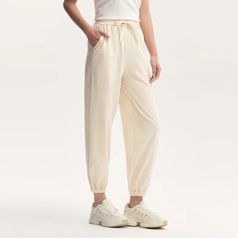 Pantalones casuales para mujer diseñados con un toque de textura. Pantalones cónicos de jacquard con estampado oscuro y un ajuste único y holgado.