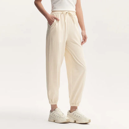 Pantalones casuales para mujer diseñados con un toque de textura. Pantalones cónicos de jacquard con estampado oscuro y un ajuste único y holgado.