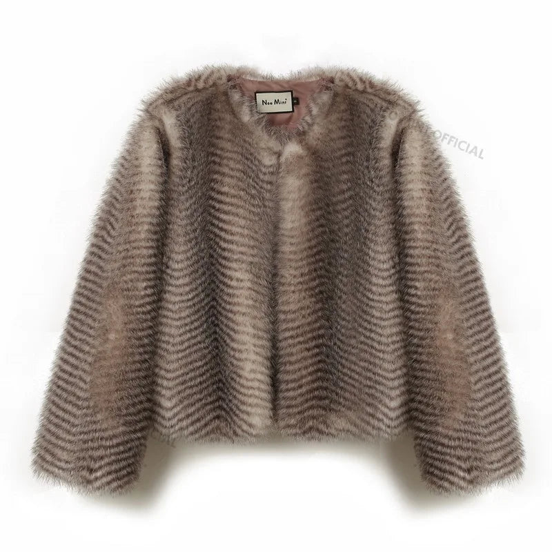 Abrigo de piel sintética corto de marca de lujo para mujer, icónico abrigo de piel sintética de invierno para la Semana de la Moda Callejera. Chaqueta corta y esponjosa para niñas.