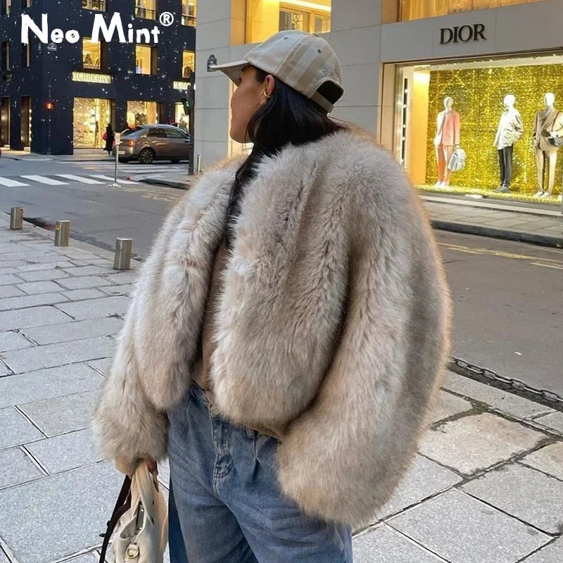 Abrigo de piel sintética corto Gardient de la marca de lujo de la Semana de la Moda Callejera icónica para mujer, chaqueta de piel corta y esponjosa de invierno para niñas.
