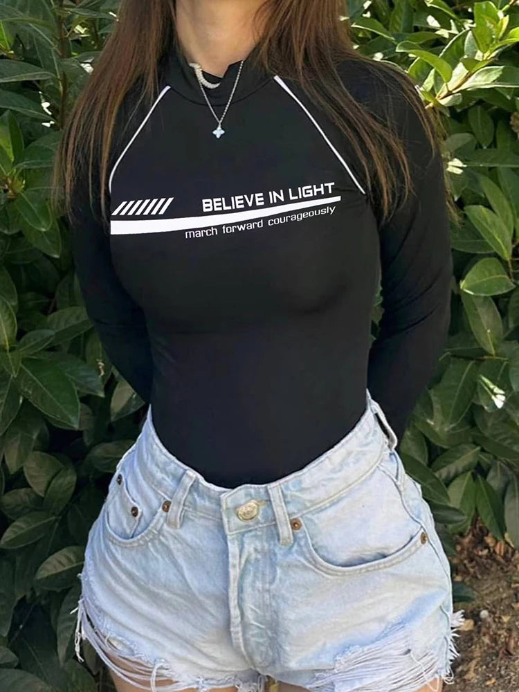 Body negro ajustado de manga larga con cuello alto para mujer, estampado de letras, estilo urbano, básico, para otoño e invierno