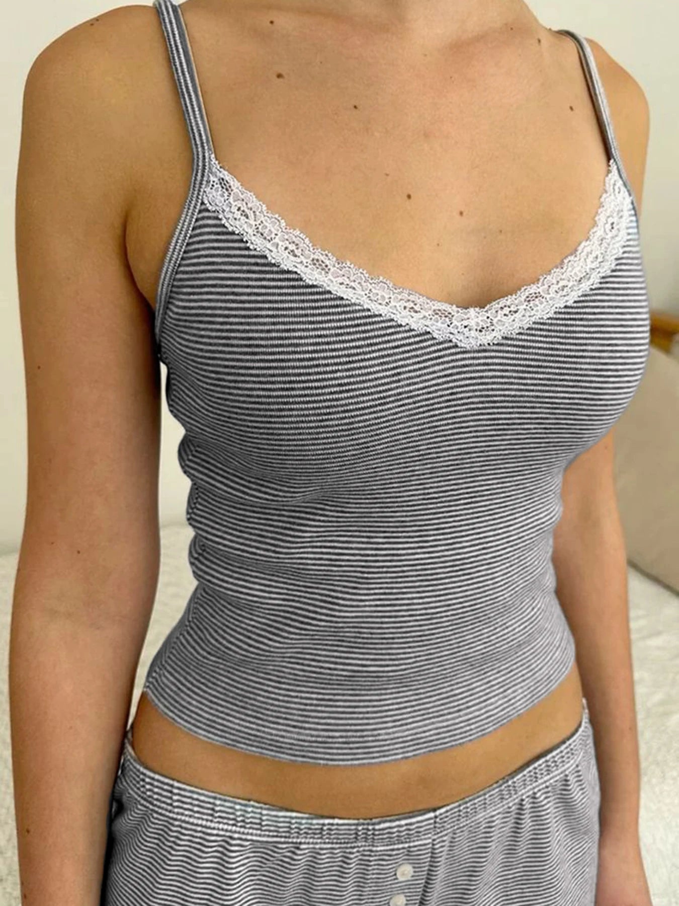 Conjunto de 2 piezas de pantalones cortos Y2K con rayas finas y retazos de encaje en contraste para mujer, bonito conjunto de camisola con cuello en V y pantalones cortos con botones estilo kawaii