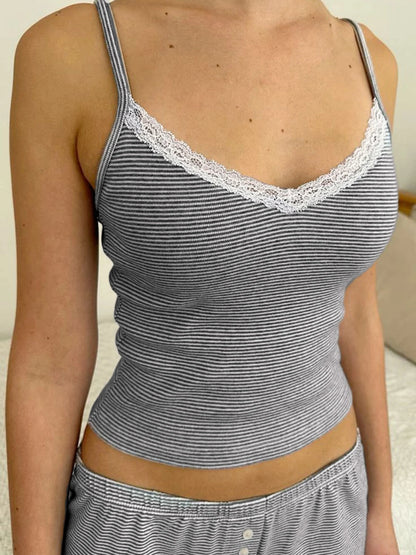Conjunto de 2 piezas de pantalones cortos Y2K con rayas finas y retazos de encaje en contraste para mujer, bonito conjunto de camisola con cuello en V y pantalones cortos con botones estilo kawaii