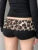 Pantalones cortos ajustados de cintura baja con estampado de leopardo y parches en contraste para mujer. Conjuntos de estilo baddie.