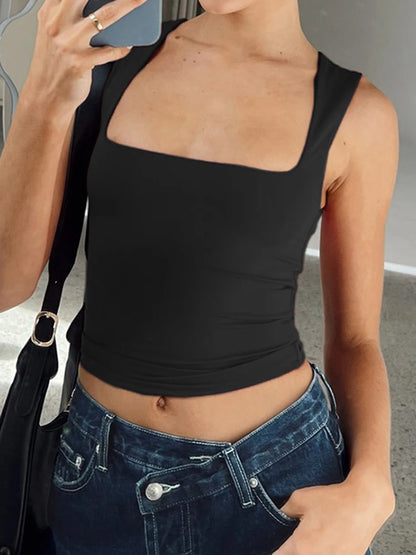 Top corto ajustado con tirantes anchos y cuello cuadrado liso