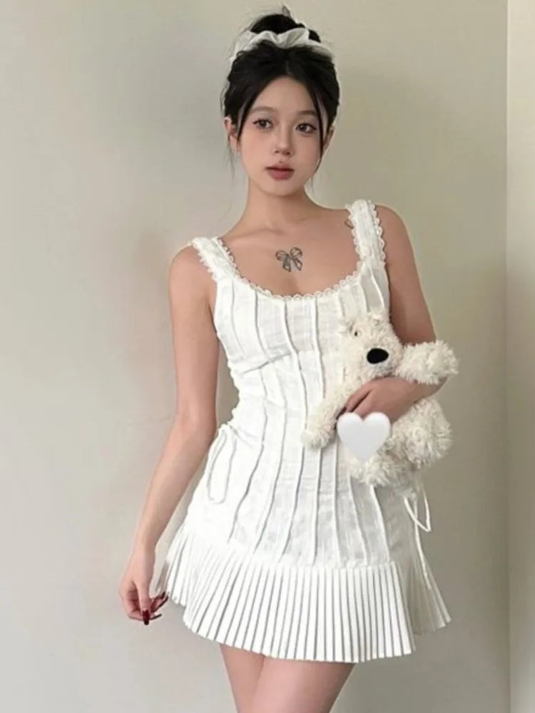 Elegantes vestidos cortos plisados para mujer, verano nuevo, sin mangas, cuello cuadrado, vestido blanco, moda coreana Y2K, vestido de una pieza