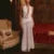 Vestido largo blanco sexy con cuello halter, espalda descubierta, plisado, con flores 3D y escote halter, ideal para fiestas de verano 2025 en la playa.
