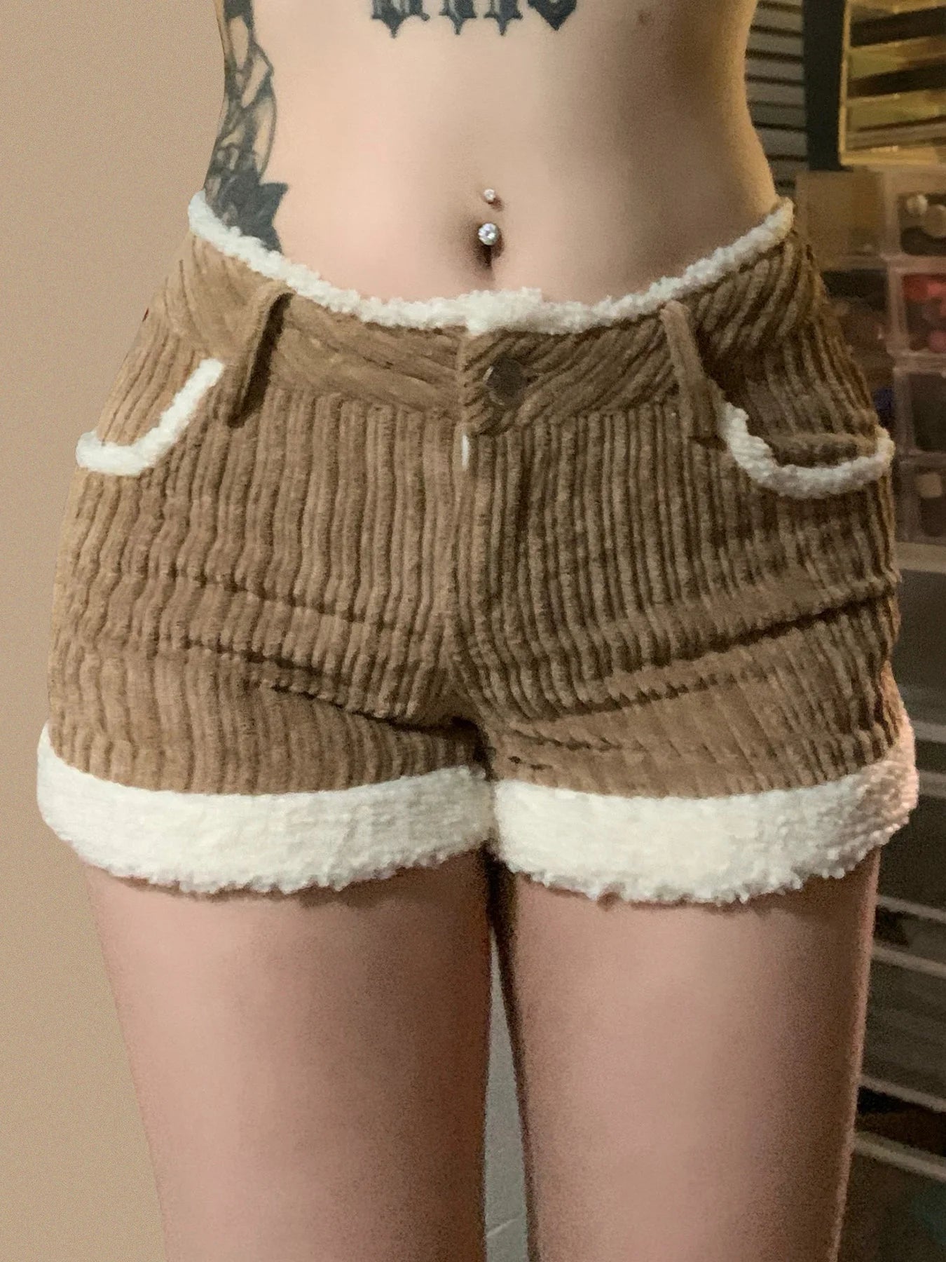 Pantalones cortos de pana para mujer, de moda, de otoño, sencillos, con ribete de piel sintética y diseño empalmado.