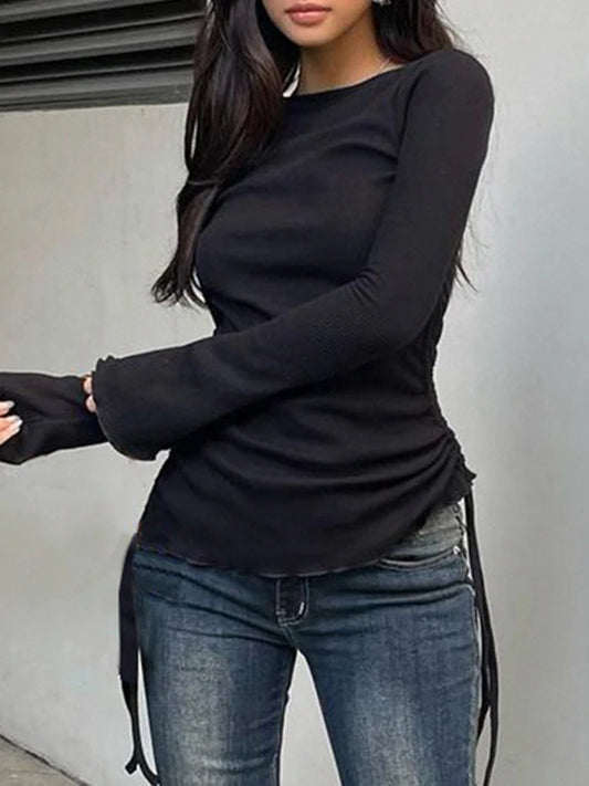 Camiseta básica de manga larga ajustada con cuello redondo y canalé liso negro para mujer, con fruncido lateral y cordones, elegante y sencilla.
