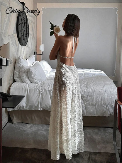 Vestido largo blanco sexy con cuello halter, espalda descubierta, plisado, con flores 3D y escote halter, ideal para fiestas de verano 2025 en la playa.