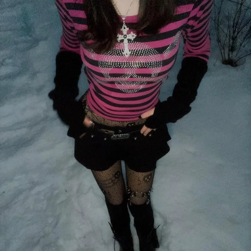 Top corto gótico con calavera y diamantes de imitación, estética de los años 2000, para mujer, camiseta de manga larga a rayas, ropa estética punk oscura de la academia.