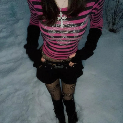 Top corto gótico con calavera y diamantes de imitación, estética de los años 2000, para mujer, camiseta de manga larga a rayas, ropa estética punk oscura de la academia.