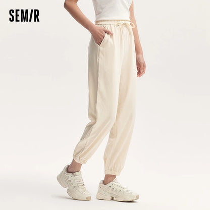 Pantalones casuales para mujer diseñados con un toque de textura. Pantalones cónicos de jacquard con estampado oscuro y un ajuste único y holgado.