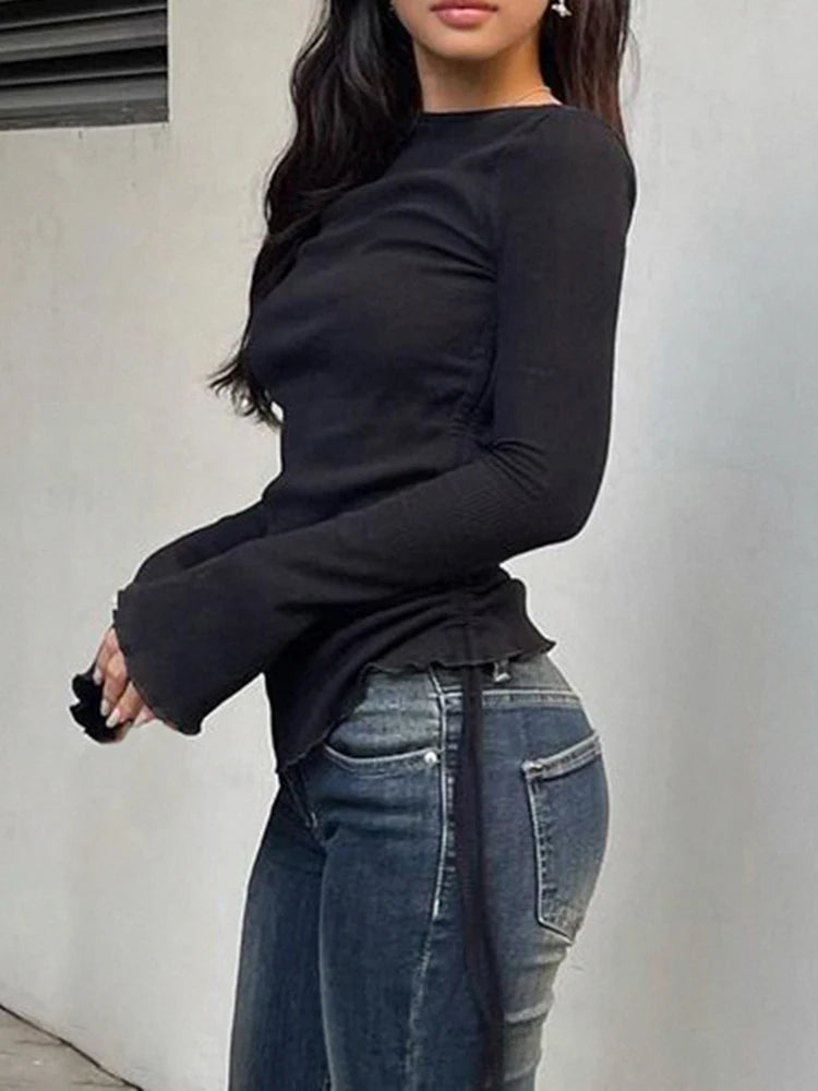 Camiseta básica de manga larga ajustada con cuello redondo y canalé liso negro para mujer, con fruncido lateral y cordones, elegante y sencilla.