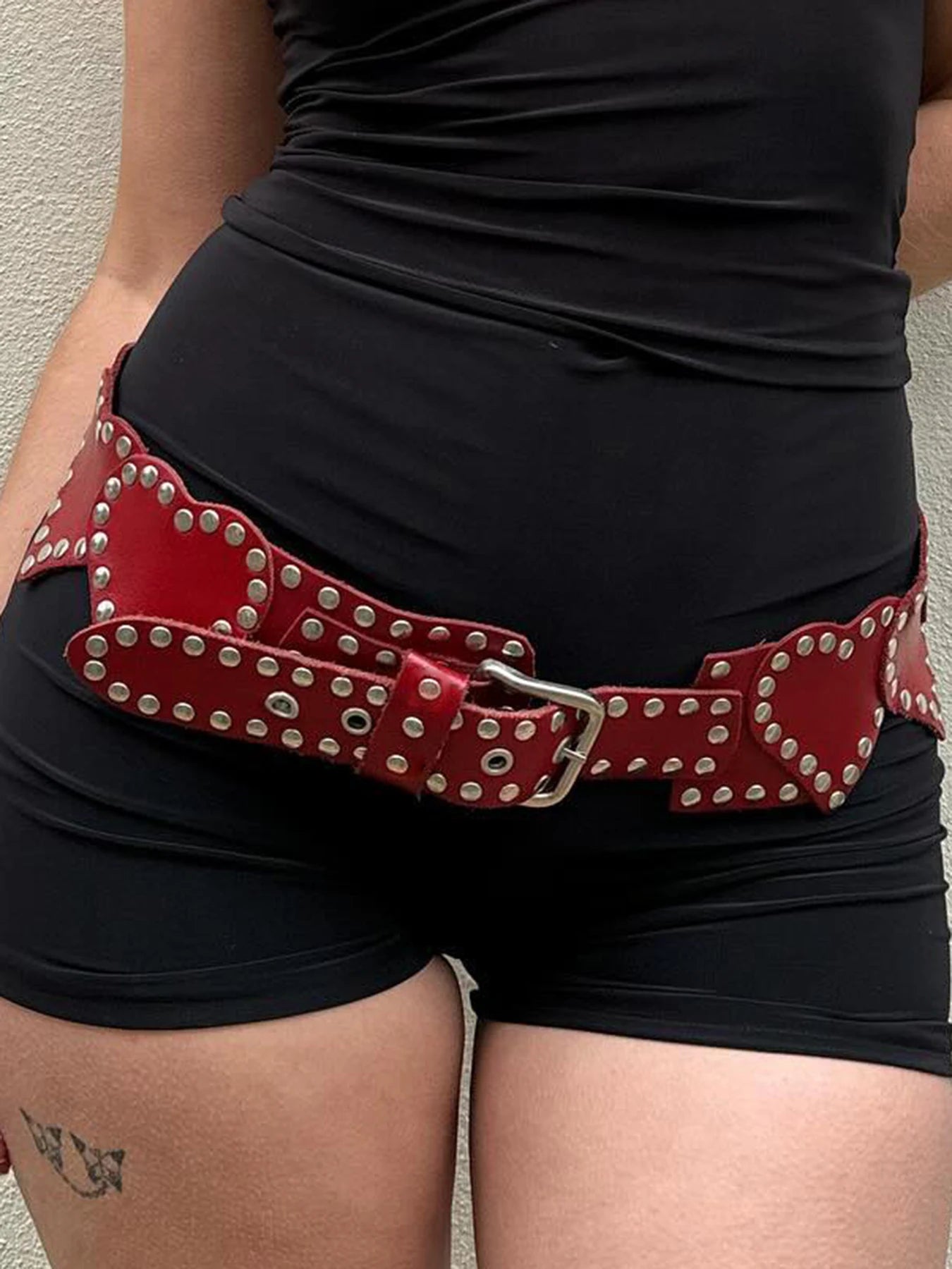 Cinturón elegante de PU con remaches en forma de corazón para mujer, diseño elegante Y2k, accesorios de moda que combinan con todo, exquisitos