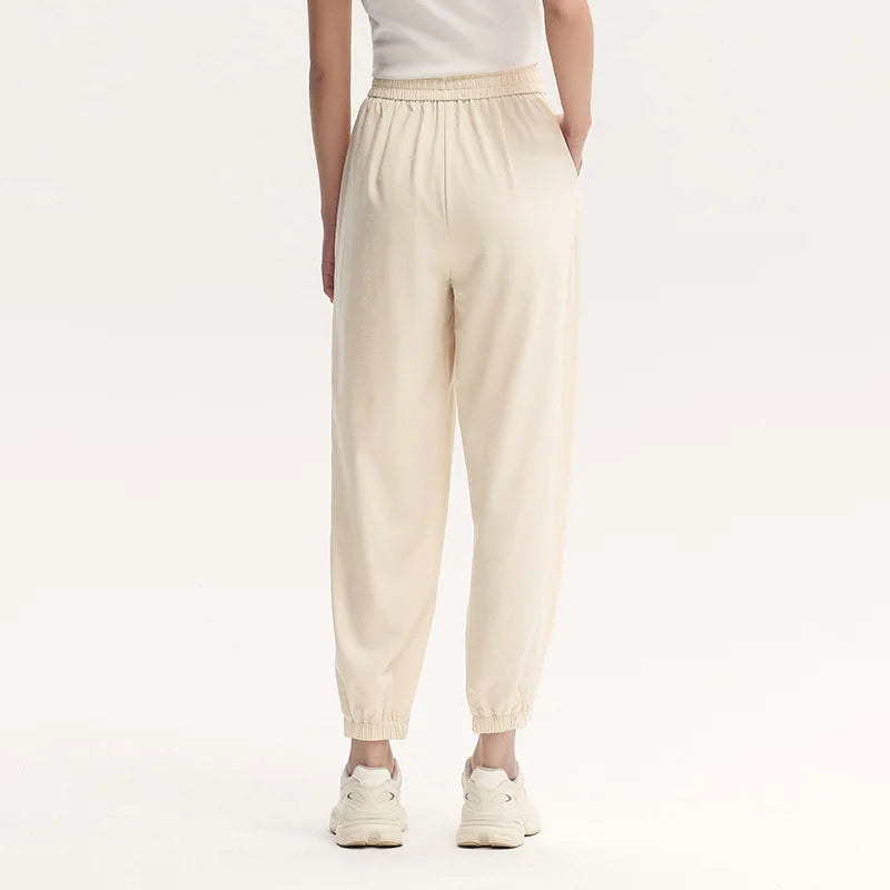 Pantalones casuales para mujer diseñados con un toque de textura. Pantalones cónicos de jacquard con estampado oscuro y un ajuste único y holgado.