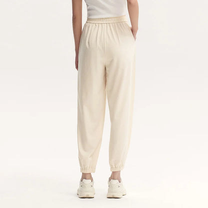 Pantalones casuales para mujer diseñados con un toque de textura. Pantalones cónicos de jacquard con estampado oscuro y un ajuste único y holgado.