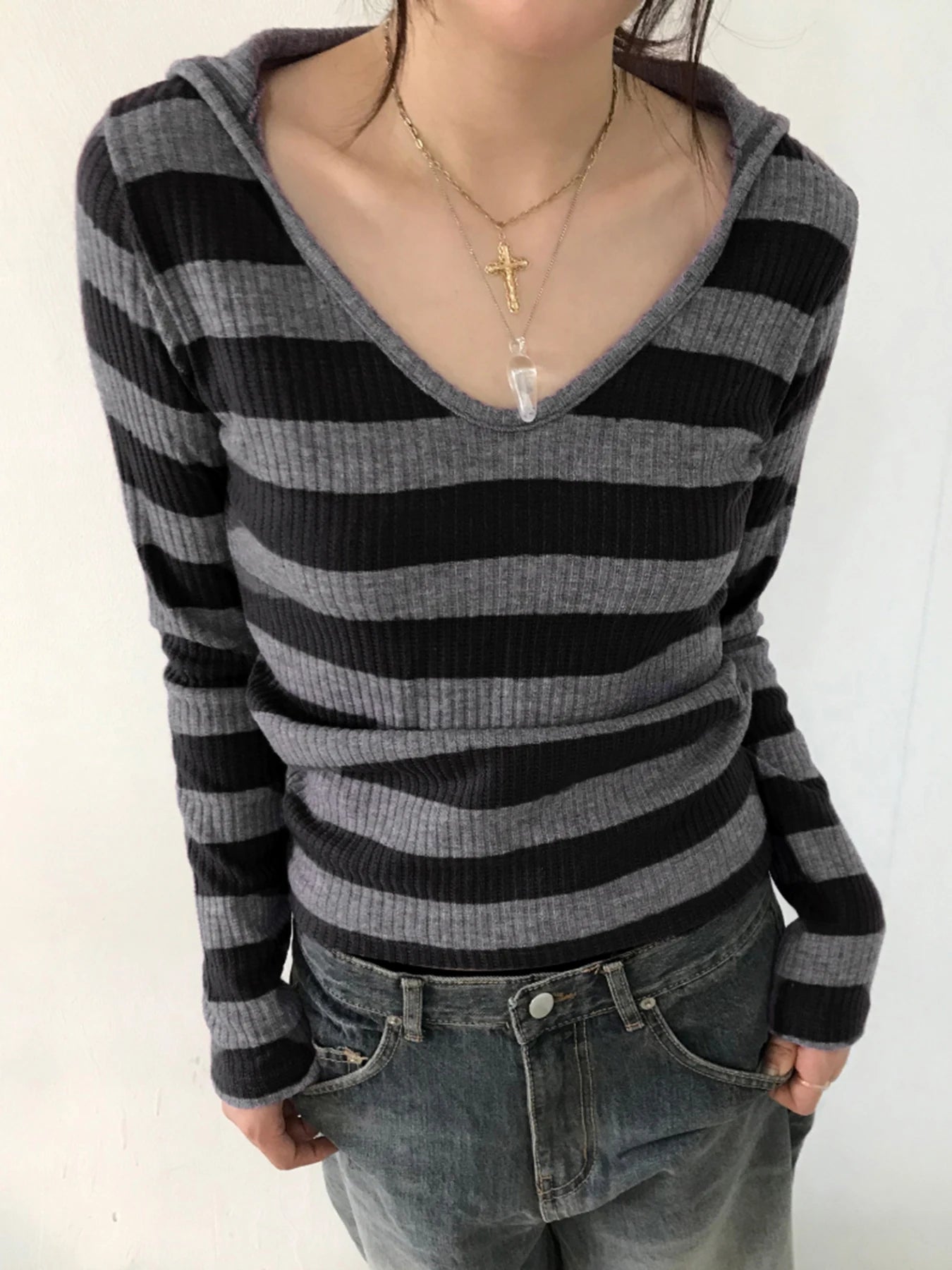 Camiseta con capucha de rayas negras y gris oscuro para mujer, cuello en V, manga larga, básica, ajustada, para primavera y otoño, top acanalado, camiseta urbana preppy