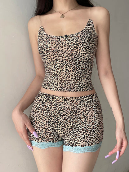 Conjunto de 2 piezas con estampado de leopardo y ribete de encaje en contraste para mujer: camisola corta sin mangas y pantalones cortos ajustados, atuendos para rave baddie.