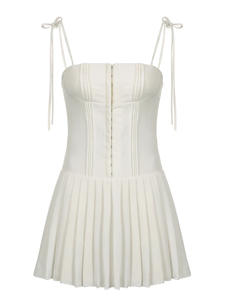 Vestido mini de corte A, plisado, con tirantes finos, estilo francés, blanco, con cierre de gancho frontal y vuelo.