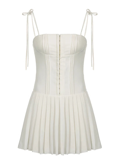 Vestido mini de corte A, plisado, con tirantes finos, estilo francés, blanco, con cierre de gancho frontal y vuelo.