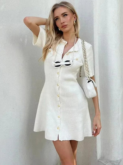 Vestido mini de punto elegante blanco para mujer, con botones de metal, sexy, ajustado, acanalado, para fiesta y otoño.
