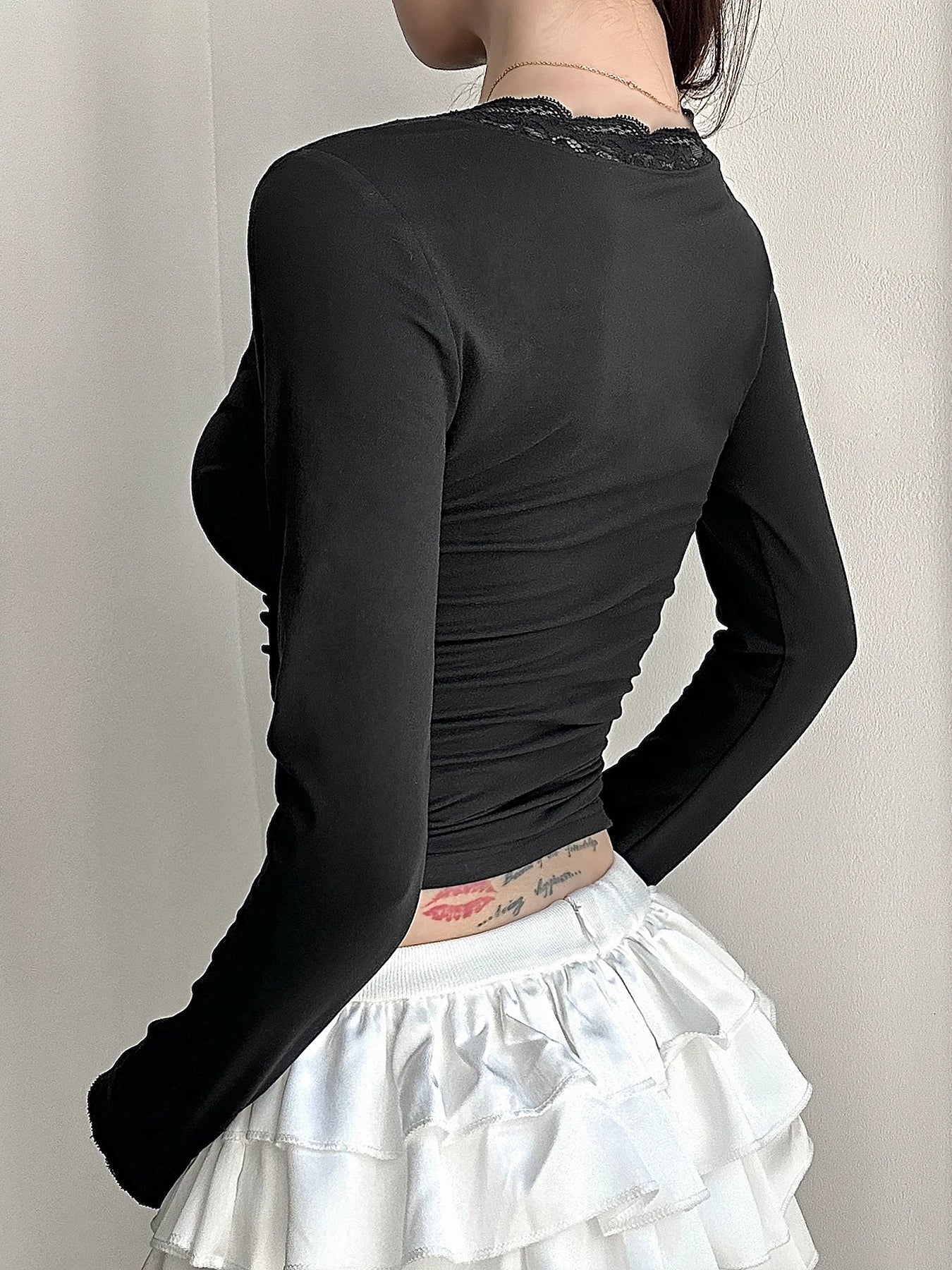 Camiseta de encaje negro con cuello en V para mujer, lisa, ajustada, básica, de manga larga, combina con todo, otoño, nueva