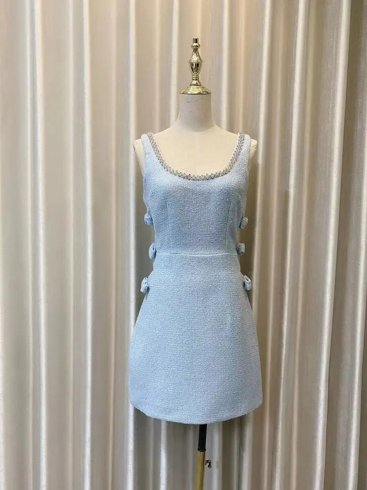 Elegante vestido de tweed con escote en U, tachuelas, lazo de diamantes y tirantes, sin mangas, corto, para mujer, primavera-verano 2025, 23A8276