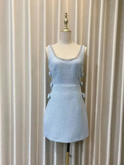 Elegante vestido de tweed con escote en U, tachuelas, lazo de diamantes y tirantes, sin mangas, corto, para mujer, primavera-verano 2025, 23A8276