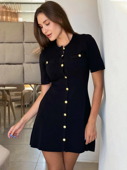 Vestido mini de punto elegante blanco para mujer, con botones de metal, sexy, ajustado, acanalado, para fiesta y otoño.