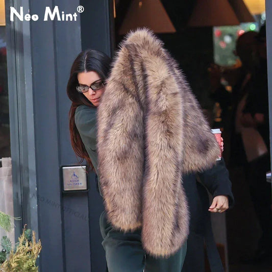Chaqueta de piel sintética con degradado marrón de Kendall Jenner, icono de la moda, para mujer, abrigo de piel de zorro corto de lujo para invierno.