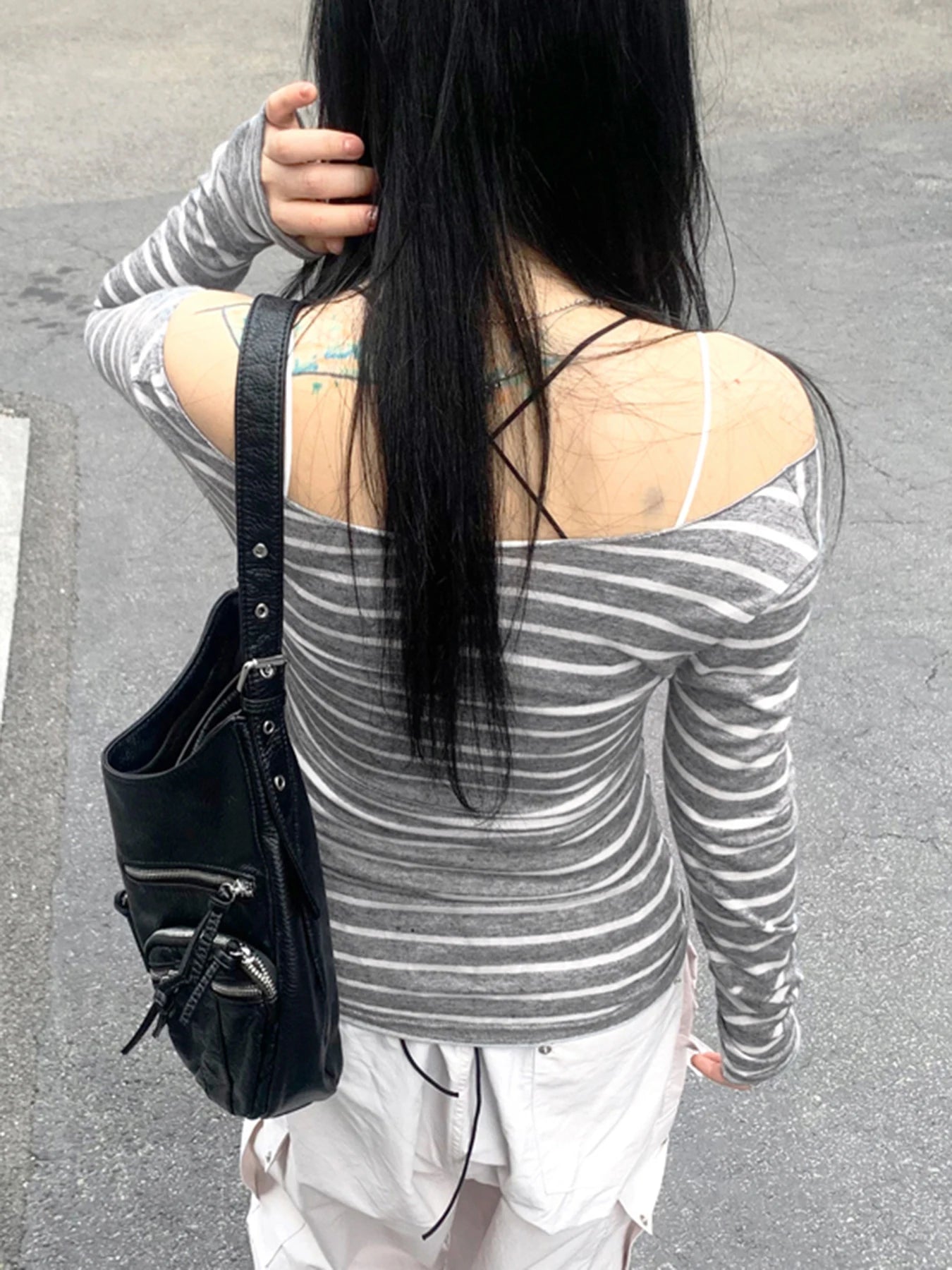 Camiseta básica japonesa ajustada de manga larga a rayas con hombros descubiertos y cuello redondo, estilo callejero coreano, camiseta gris Y2K para primavera y otoño para mujer