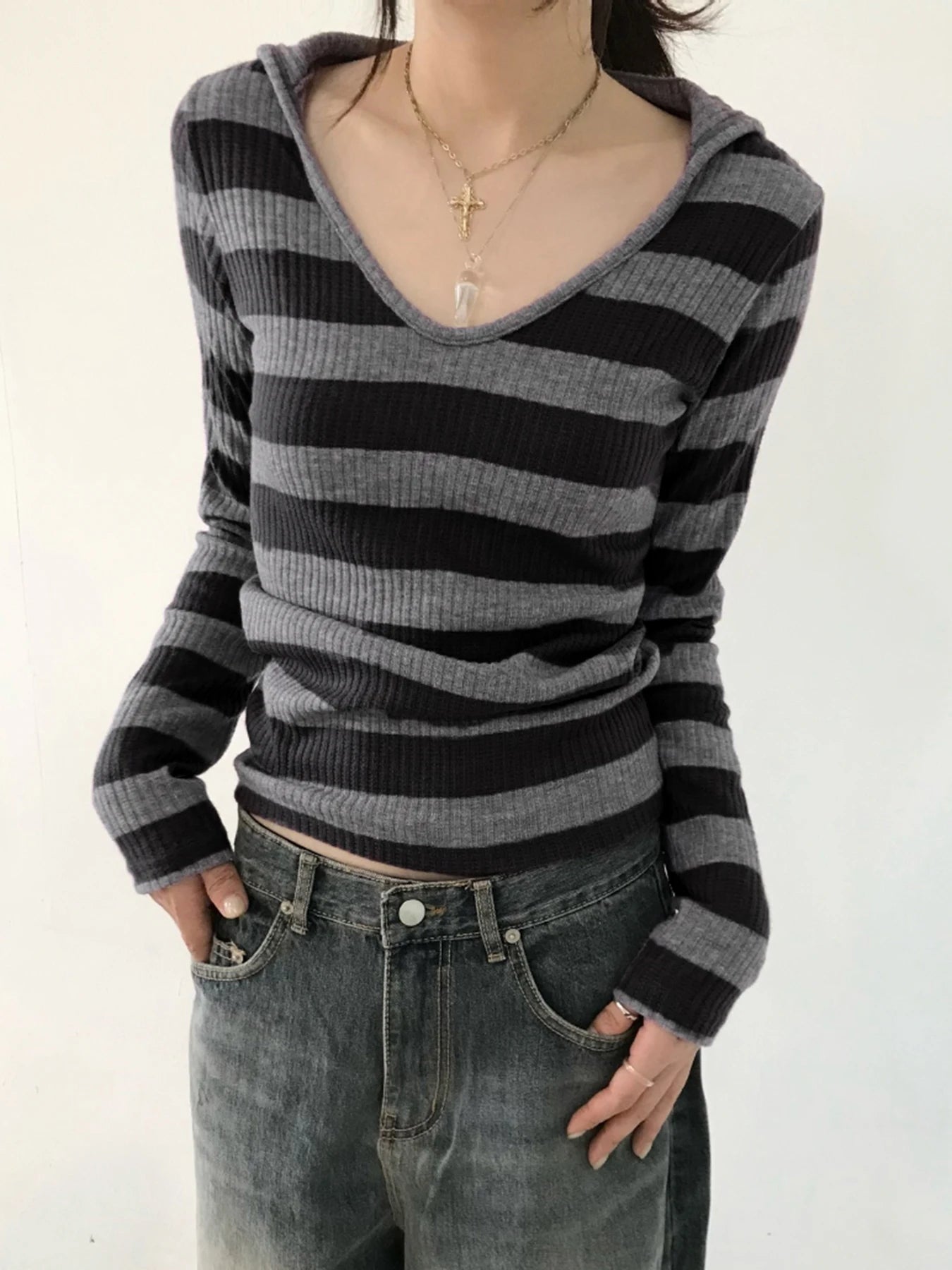 Camiseta con capucha de rayas negras y gris oscuro para mujer, cuello en V, manga larga, básica, ajustada, para primavera y otoño, top acanalado, camiseta urbana preppy