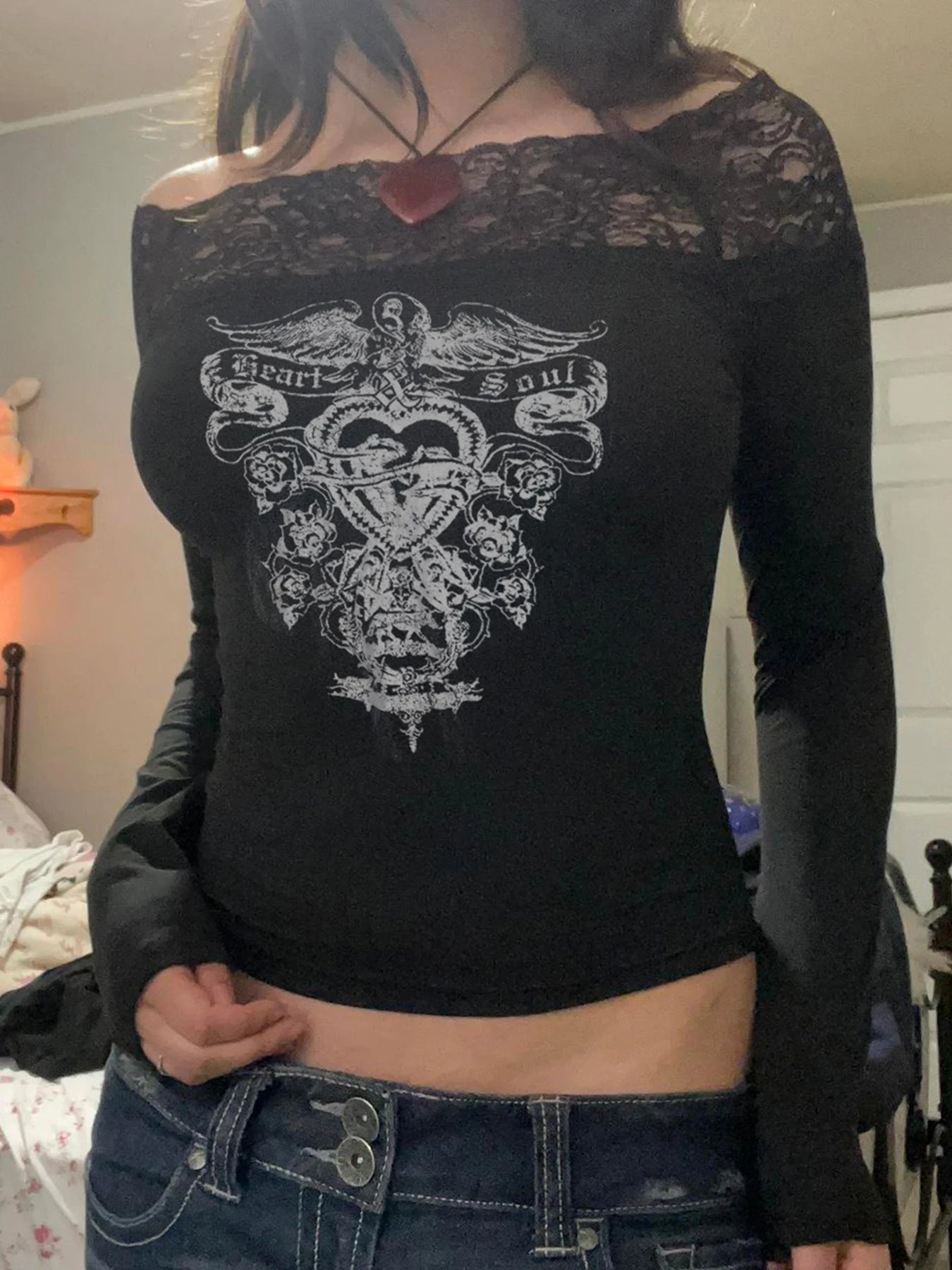 Camiseta negra Y2K ajustada con hombros descubiertos, manga larga, estampado grunge oscuro, ribete de encaje y cuello oblicuo para mujer