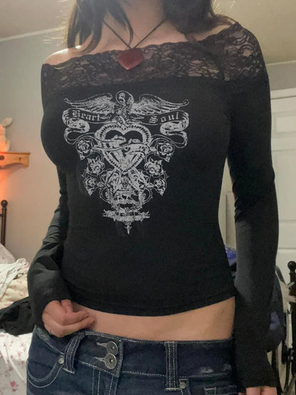 Camiseta negra Y2K ajustada con hombros descubiertos, manga larga, estampado grunge oscuro, ribete de encaje y cuello oblicuo para mujer