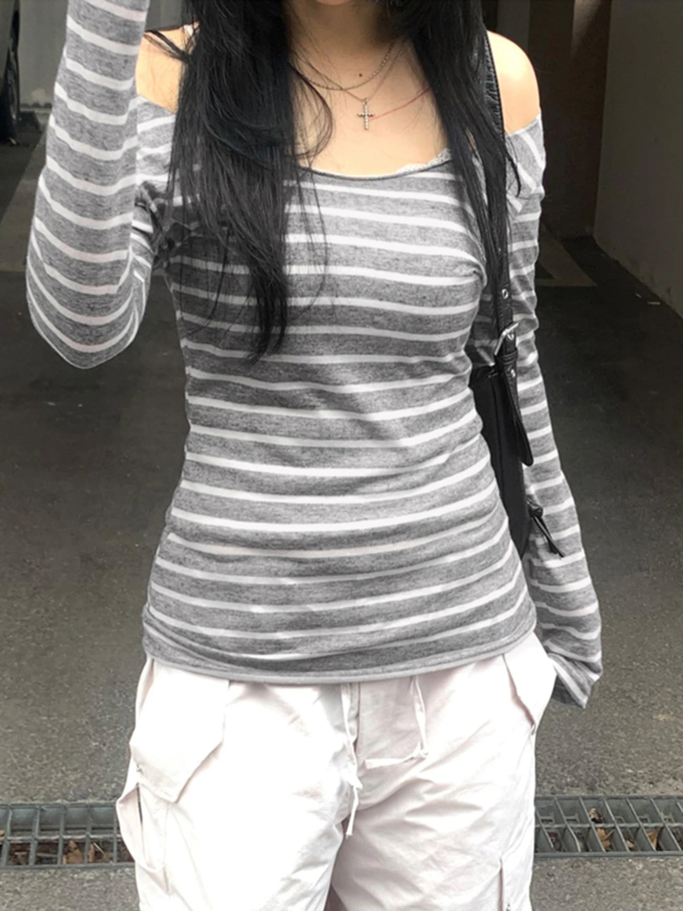 Camiseta básica japonesa ajustada de manga larga a rayas con hombros descubiertos y cuello redondo, estilo callejero coreano, camiseta gris Y2K para primavera y otoño para mujer