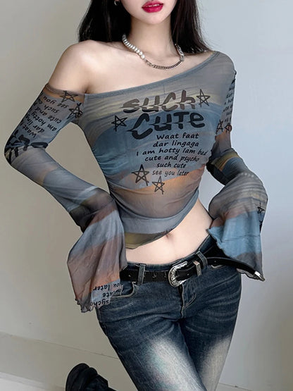 Camiseta asimétrica con cuello oblicuo y estampado de letras en tela para mujer, diseño de mangas acampanadas, blusas elegantes y ajustadas con personalidad.