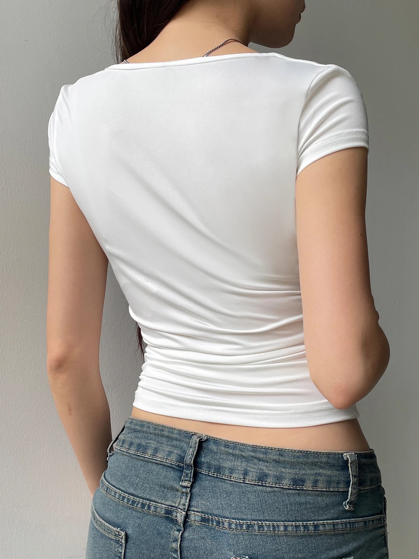 Camiseta básica ajustada de manga corta con cuello en V y ribete de encaje blanco liso para mujer, camisetas coreanas elegantes y sexis a la moda