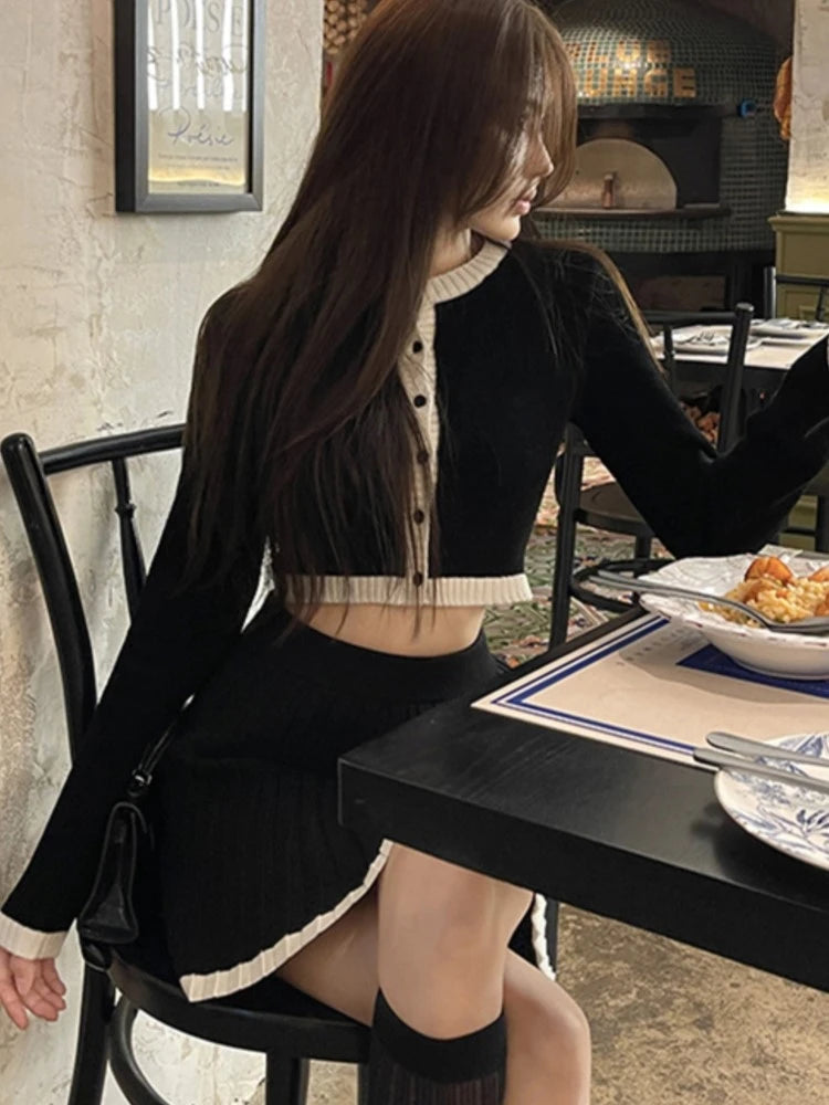Conjunto de dos piezas de punto dulce para mujer, top corto de manga larga con botonadura sencilla y minifalda plisada, moda kawaii para otoño y primavera.