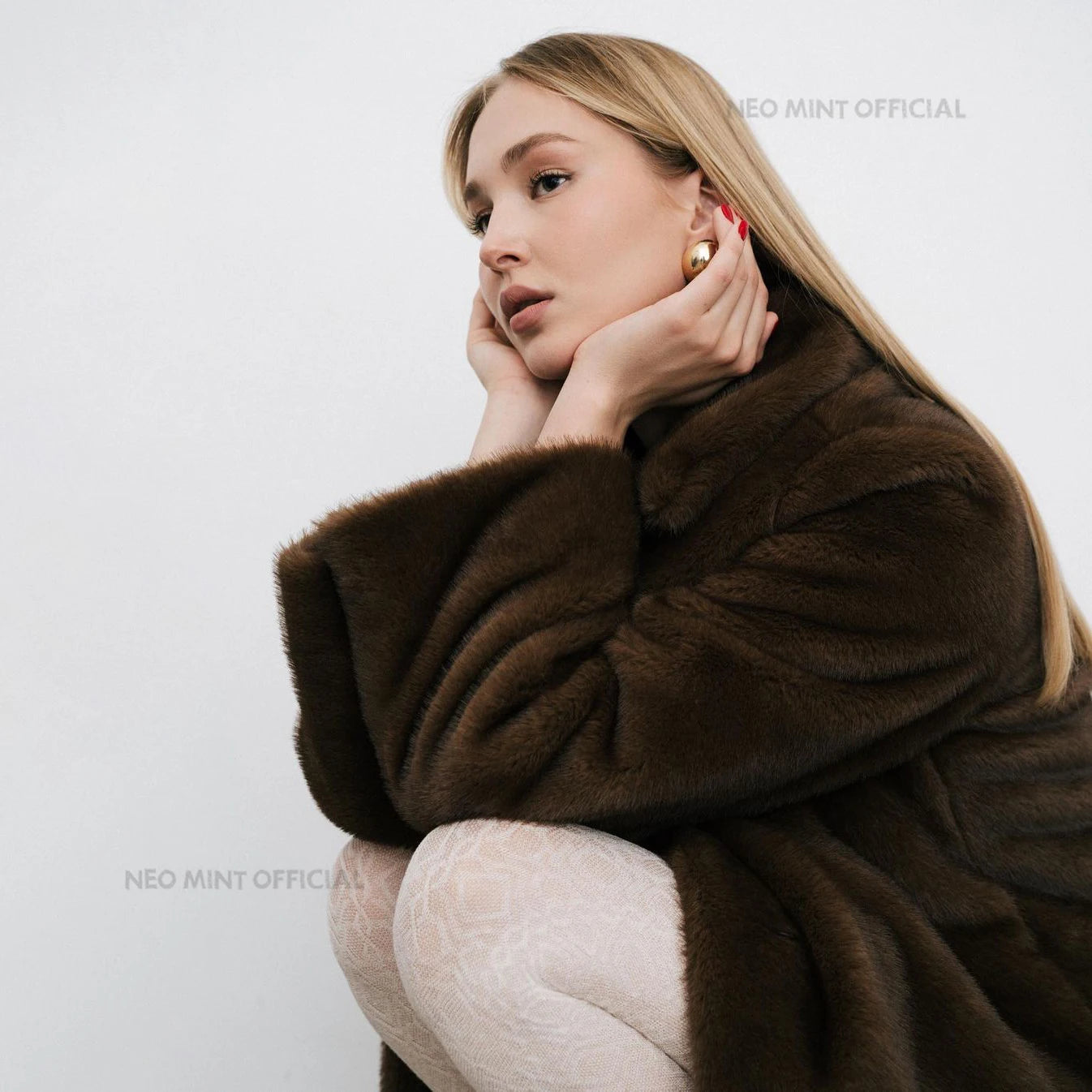 Abrigo de piel sintética de visón de lujo para invierno, chaqueta larga de marca icónica para mujer, abrigo cálido de estilo urbano con ganchos de cristal