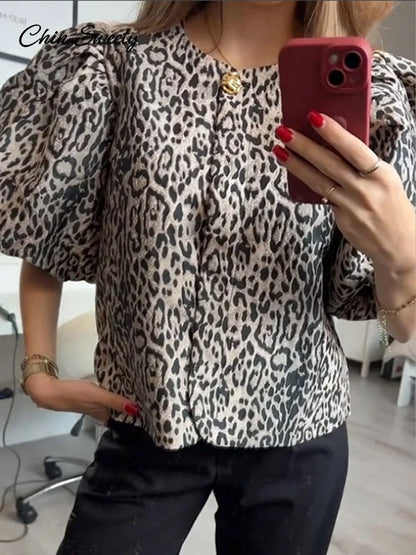 Blusas de manga abullonada con estampado de leopardo para mujer, blusas de verano 2025 con cuello redondo, botones sueltos, tops cortos que combinan con todo, ropa de calle de moda para mujer
