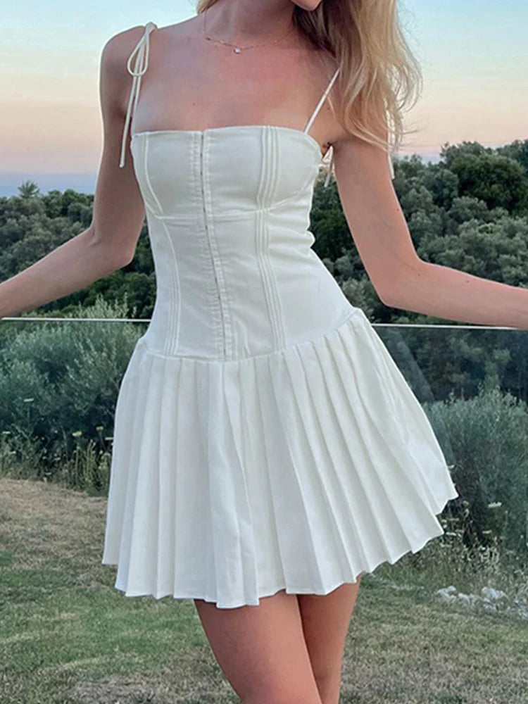 Vestido mini de corte A, plisado, con tirantes finos, estilo francés, blanco, con cierre de gancho frontal y vuelo.