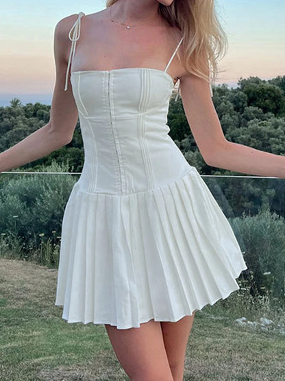 Vestido mini de corte A, plisado, con tirantes finos, estilo francés, blanco, con cierre de gancho frontal y vuelo.