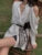 Camisa larga blanca elegante con hombros descubiertos para mujer, estilo coreano Dongdaemun, de alta calidad, con mangas abullonadas y cinturón, nueva