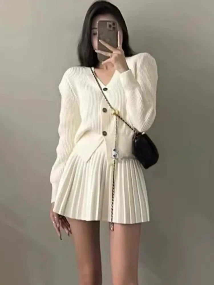 Conjunto informal de punto de 2 piezas: top de escote en V con botonadura sencilla y minifalda plisada de cintura alta, moda coreana para otoño y primavera. Conjuntos lisos.
