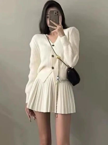 Conjunto informal de punto de 2 piezas: top de escote en V con botonadura sencilla y minifalda plisada de cintura alta, moda coreana para otoño y primavera. Conjuntos lisos.