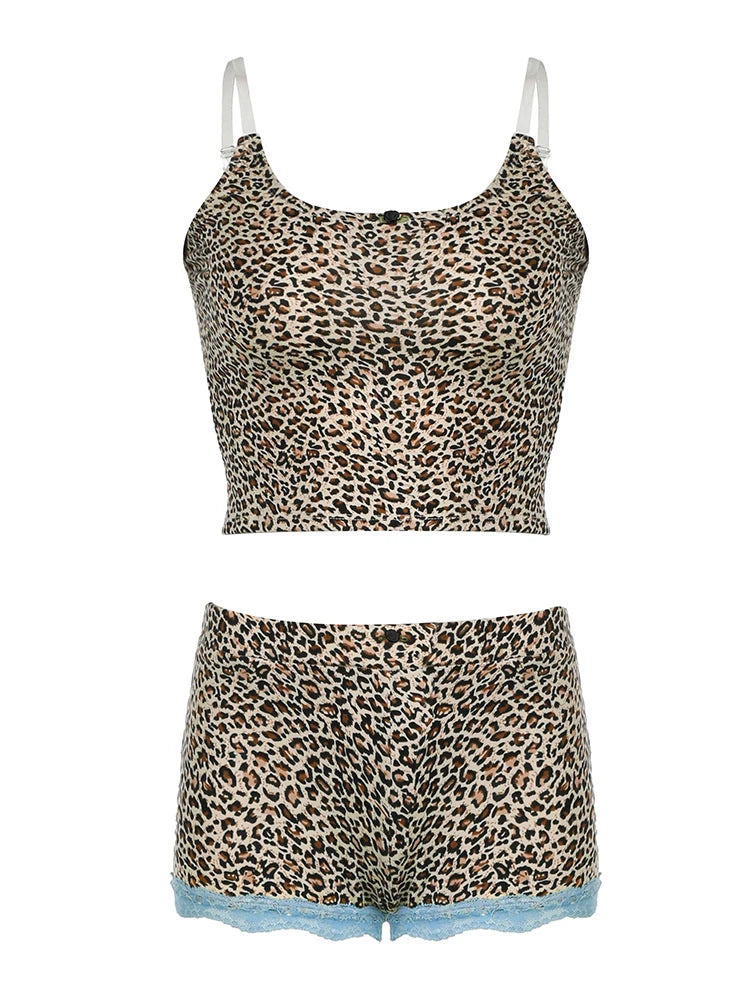 Conjunto de 2 piezas con estampado de leopardo y ribete de encaje en contraste para mujer: camisola corta sin mangas y pantalones cortos ajustados, atuendos para rave baddie.