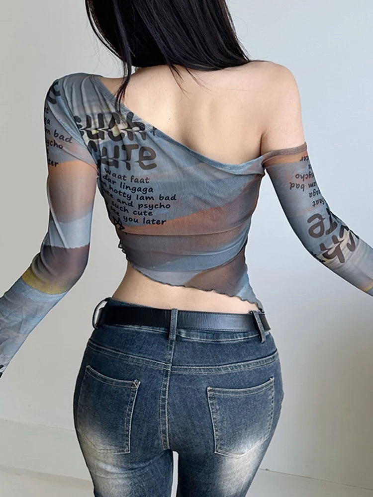 Camiseta asimétrica con cuello oblicuo y estampado de letras en tela para mujer, diseño de mangas acampanadas, blusas elegantes y ajustadas con personalidad.