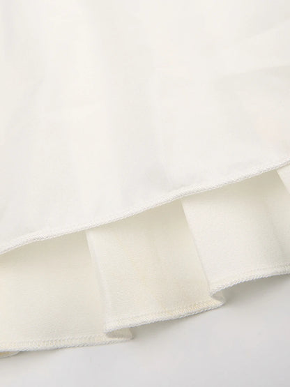 Vestido mini de corte A, plisado, con tirantes finos, estilo francés, blanco, con cierre de gancho frontal y vuelo.